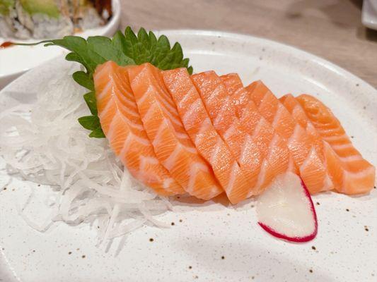 6pc Salmon Sashimi! I didn't realise until this photo, but there's 7pcs???