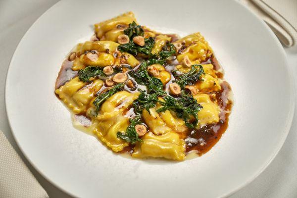 Epaulettes
veal breast & reblochon ravioli, butter, hazelnut, black truffle