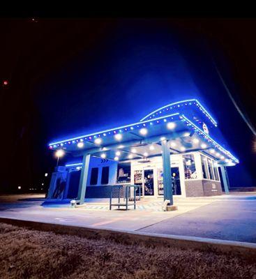 7 Brew drive-thru lit up at night.