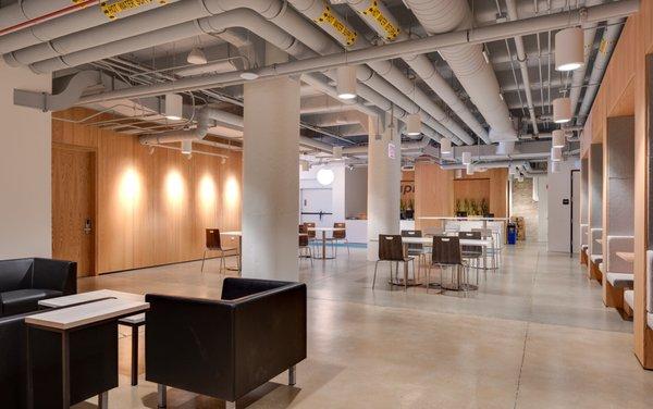 Lounge area in coworking in Chicago 620 N LaSalle