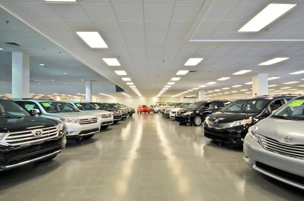 Kings Toyota 170 New Car Indoor Showroom