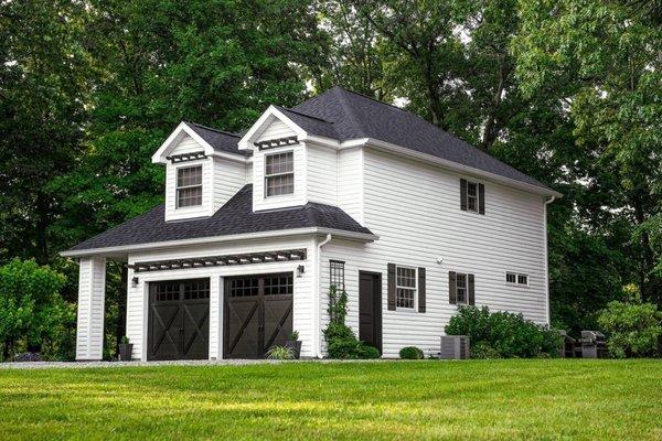 Overlay carriage house
Want to put a bold spin on a classic look? Our expertly crafted overlay carriage garage doors evoke a timeless look.