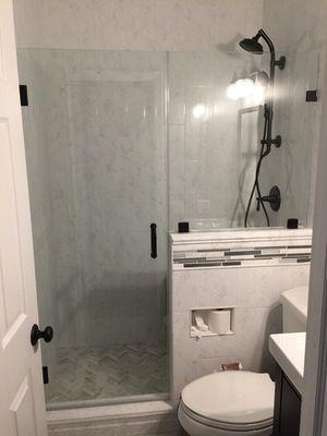 Frameless showers