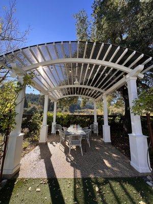 This pergola seating is dreamy!