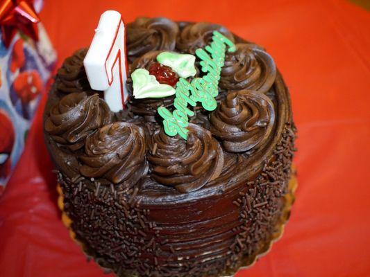 Chocolate fudge cake (2), top view. One of the many cakes they prepare in advance for last minute purchases. Good enough. (2/5/2020)