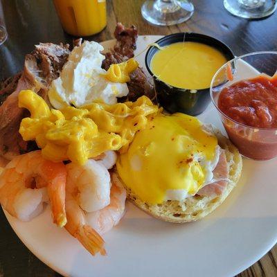 Hugh shrimp,  eggs Benidict, tender Prime Rib.  Very good