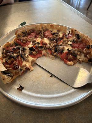 10" pizza with pepperoni, mushrooms and ground beef