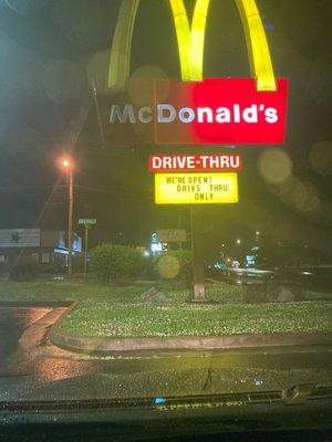 10:45pm confirmation that drive-thru advertised as open. No hours posted‍