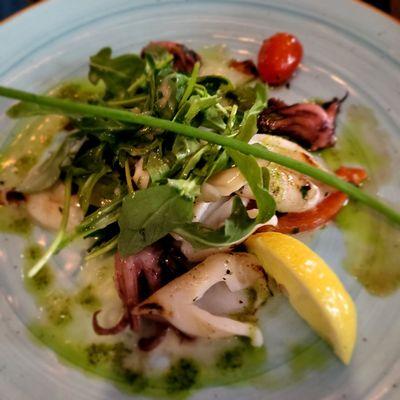 Calamar Grillé Au Pistou Et Jus De Citron - grilled Calamari with Pesto, Arugula, and Roasted Peppers