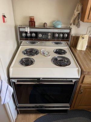 Old Kenmore range, what a beauty!  This unit didn't have any issues. I saw it when I was fixing new GE dishwasher. Old units design to last.