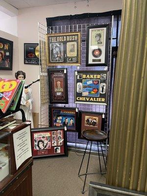 This booth is serious collector. Artwork by Val Kilmer (Tomestone) and a really cool Game of Thrones autograph artwork. $$$