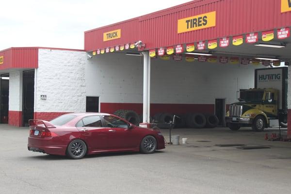 Pulling into the tire-change bay...WITHOUT DAMAGE.