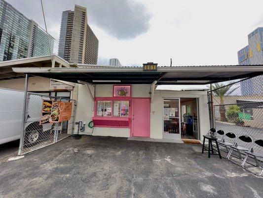 Turned to see this storefront. Bit confusing cos two doors. Pink leads to counter where you order and sliding door leads to seating area.