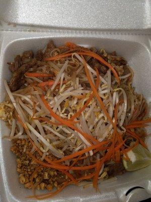 Beef pad Thai lunch portion