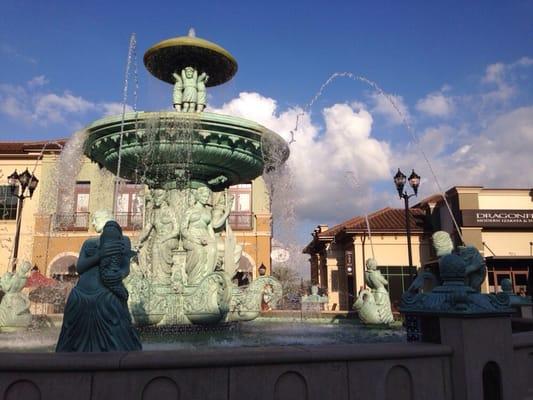 Center court fountain