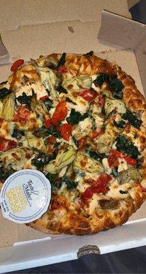 Small chicken and spinach pizza with artichoke added on regular crust.