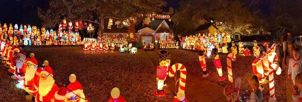 House of 1000 Santas