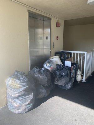 Trash blocking the only elevator that doesn't work and we were not told and on the 4th floor