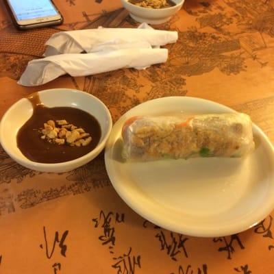 Thai spring roll w/peanut sauce