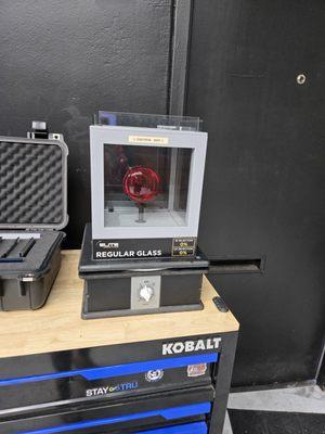 Heat radiation lamp to compare different films carbon, ceramic, and regular glass