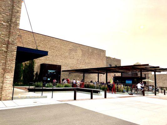 Entrance/outdoor courtyard