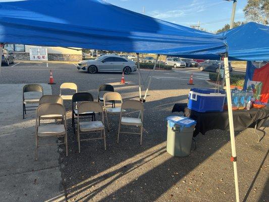 Nice covered seating area in the parking lot with jamming tunes!