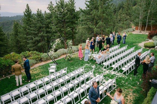 photo captured by Elsa Boscarello Photography, outdoor ceremony at Tannenbaum