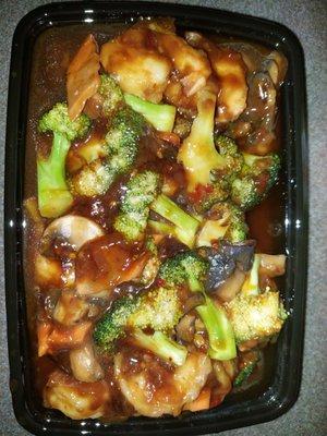 Shrimp with garlic sauce and broccoli, mushrooms and carrots