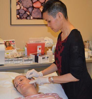 Dr Nguyen performing a thread lift treatment