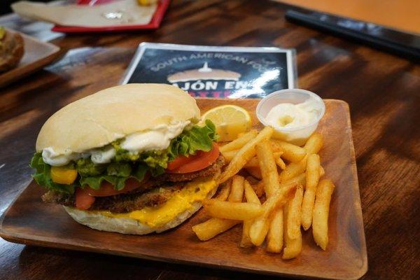 Milanesa sándwich with French fries