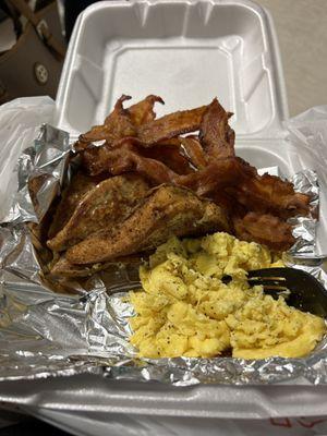 Scrambled eggs, bacon and French toast