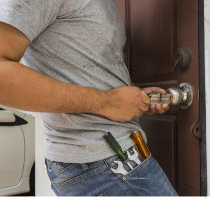 Locksmith on cal "Emergency Lockout service"