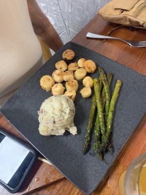 Scallops with asparagus and mashed potatoes. Excellent choice!