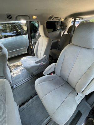 Toyota Sienna. Full detailing, interior and axterior. Shampooing carpet and seats.