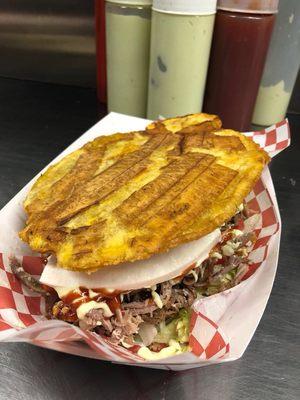 Patacón con pernil y queso