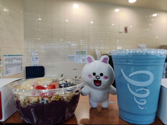 Acai bowl and Vanilla Blue Sky smoothie for Cony!