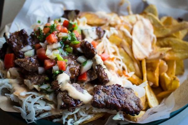 Carne asada con tajadas.
 grill beef with banana chips