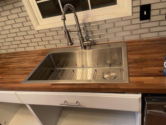 Backsplash around kitchen sink.