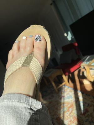 Toe design, black with silver glitter on white gel.