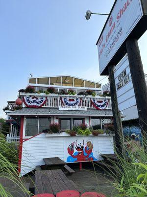 famous Flos clamshack is beside the main hotel