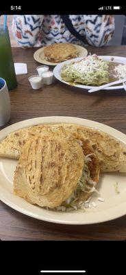 Gordita de Chicharron Prensado Molido quesadilla de chorizo con papas Enchiladas verdes