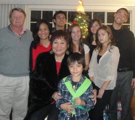 Dr.Reed (far left) with her husband, mother (Dr.Sunglao), and 6 Children on Christmas!