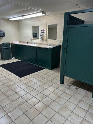 Very clean shower and restrooms