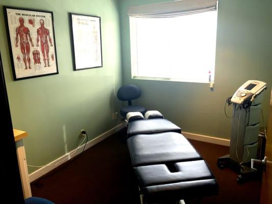 Dr. Jack Li Chiropractor in West LA and Santa Monica, Flexion-distraction treatment room