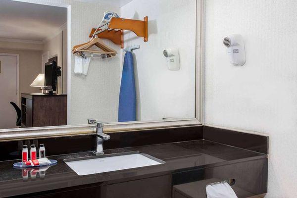 Guest room bath