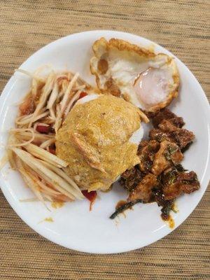 Locomotor plate with rice, curry paste, meat, salad and fried egg