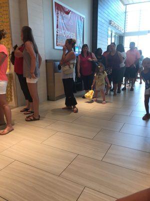 Why auntie Anne's would you only have one person working at lunch time! Absolutely ridiculous... Have been in line for 25 minuets