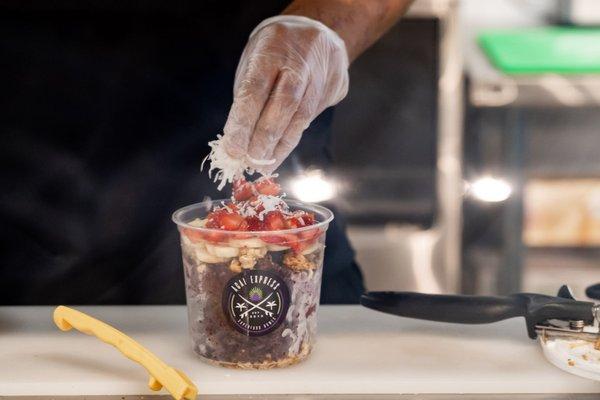 Making of an acai bowl