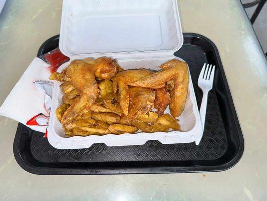 Chicken wings with tostones