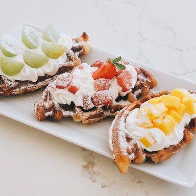 Croffles with fresh cream and fruit